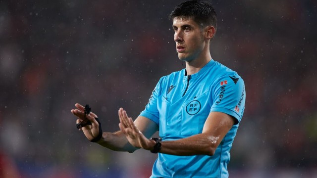 Busquets Ferrer dirigirá el Valencia-Betis y Ortiz Arias el Almería-Villarreal
