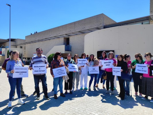 Una concentración respalda a la coordinadora de matronas destituida en el Hospital la Plana