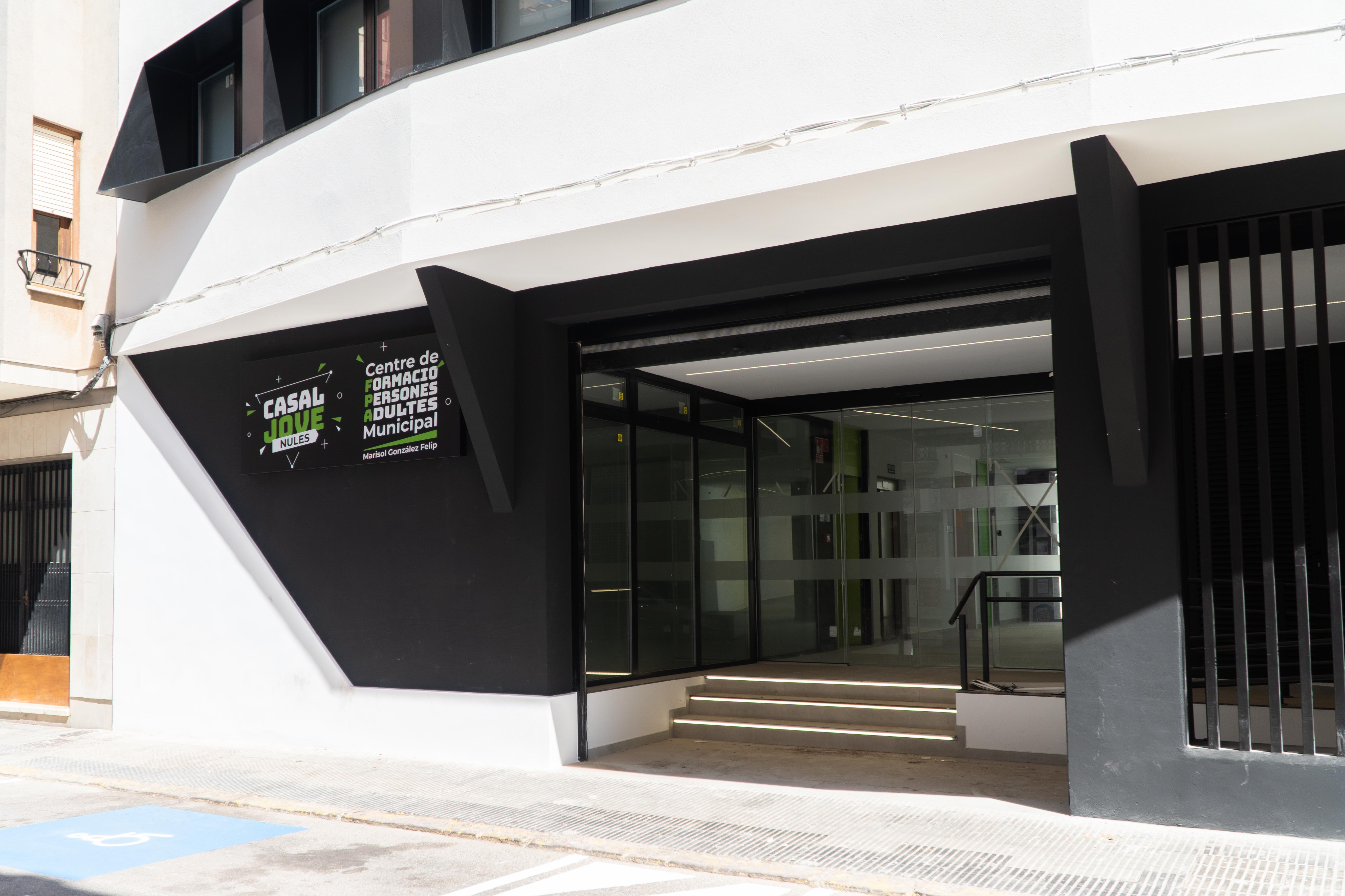 Estalvi energètic i millora en l'accessibilitat: Nules signa la recepció d'obra del seu Casal Jove