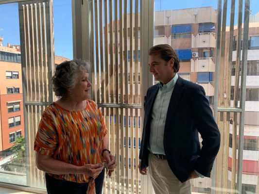 Bristol se interesa por el modelo de viviendas generacionales de Plaza de América en Alicante