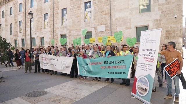 Un centenar de manifestantes de la plataforma por la reversión del Vinalopó se manifiesta en Les Corts