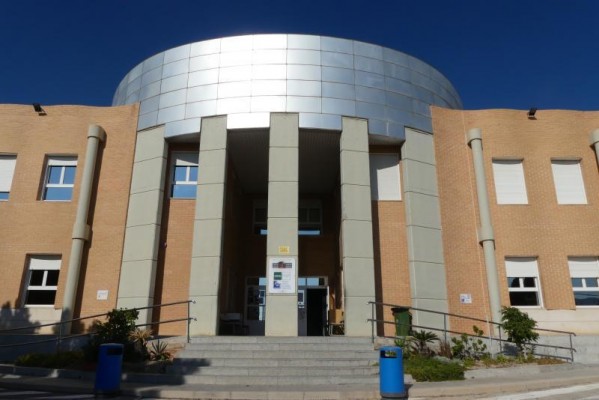 La Escuela Oficial de Idiomas de Benidorm protesta ante la eliminación de trece grupos por Consellería
