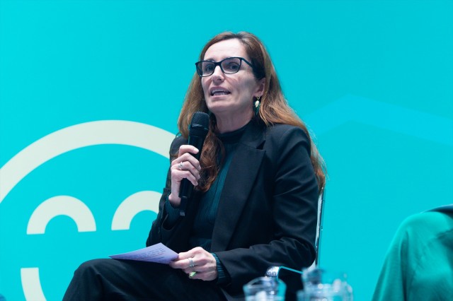 Mónica García no descarta prohibir la venta de tabaco a los nacidos después de 2009