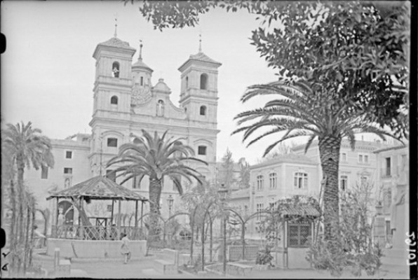 Bibliotecas en los jardines de Murcia
(a dos años del centenario del Día del Libro)
