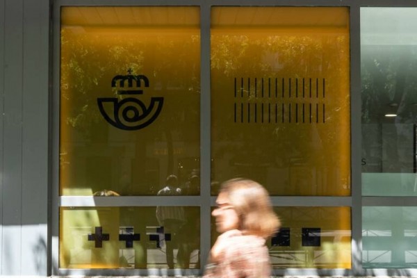 Santander permitirá pedir dinero en efectivo a través de los carteros de Correos