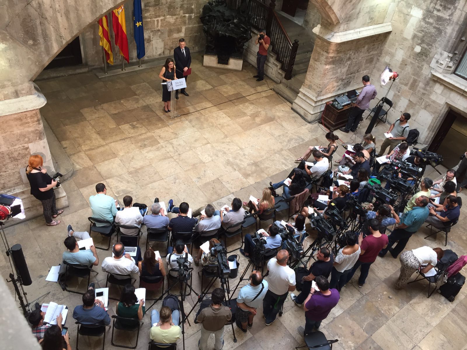 Puig y Oltra en la comparecencia de prensa en la conmemoración del primer año de gobierno - 