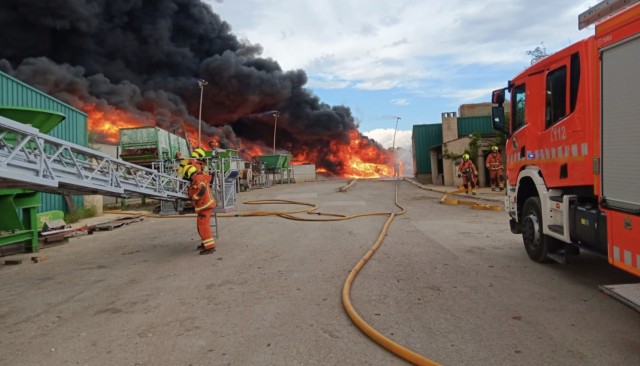 El Consell aconseja reducir la actividad al aire libre en Requena por el incendio en la planta de reciclaje