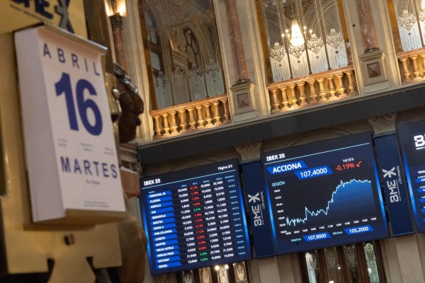 El Ibex 35 cae un 1,5% y regresa a niveles de hace un mes lastrado por la banca