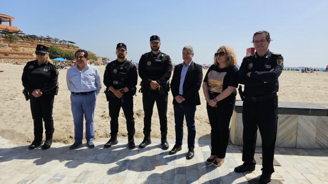Orihuela homenajea a dos agentes de Policía Local que salvaron la vida a cuatro bañistas