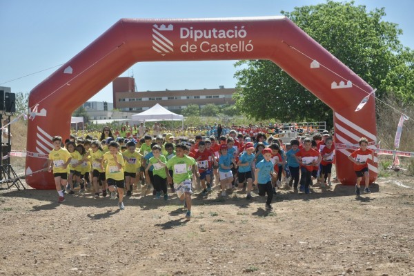 Más de 600 niños emulan a sus ídolos en la carrera 'Penyagolosa a l'Escola' celebrada en la UJI