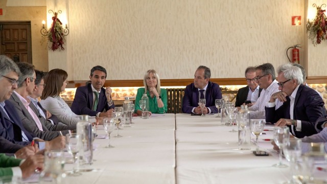 El Club de Empresas Centenarias se reúne en Novelda y visita Carmencita y Bodega Casa Sicilia