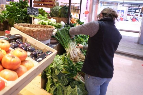 La confianza del consumidor sube 4,1 puntos en marzo y marca máximos desde julio, según el CIS