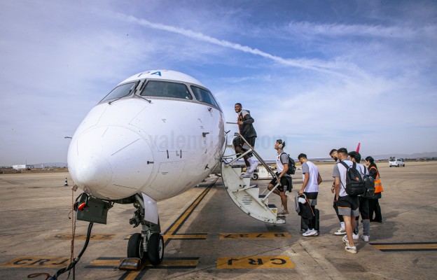 El Valencia aplaza su entrenamiento tras no poder volver a Manises por un problema en el avión
