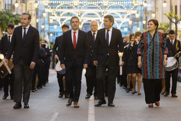 Mazón ha participado en la procesión que estrena la semana de los Moros y Cristianos en Alcoy
