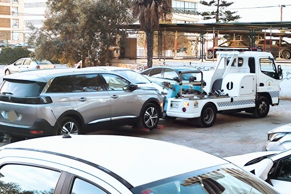 La grúa de Benidorm retiró en 2023 más de 3.000 vehículos en las zonas de estacionamiento regulado