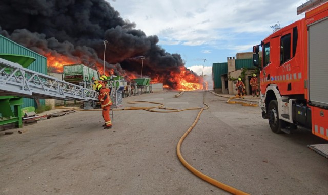 Los bomberos siguen trabajando en la extinción del incendio en la planta de reciclaje de Requena