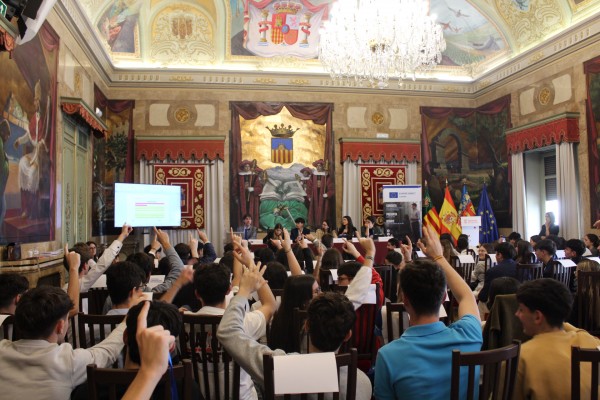 Diputación acerca la Unión Europea a jóvenes con un ejercicio del funcionamiento del Parlamento