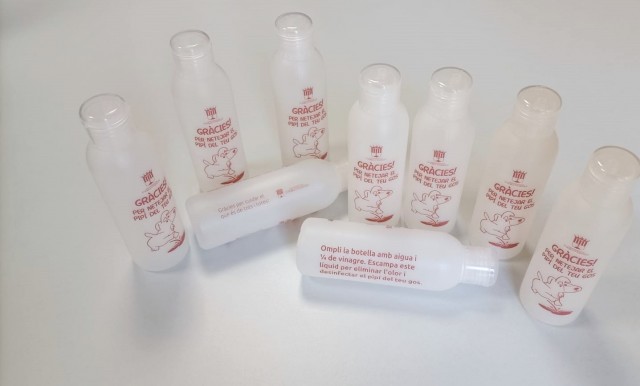 La Pobla de Farnals reparte botellas para limpiar la orina de los perros

