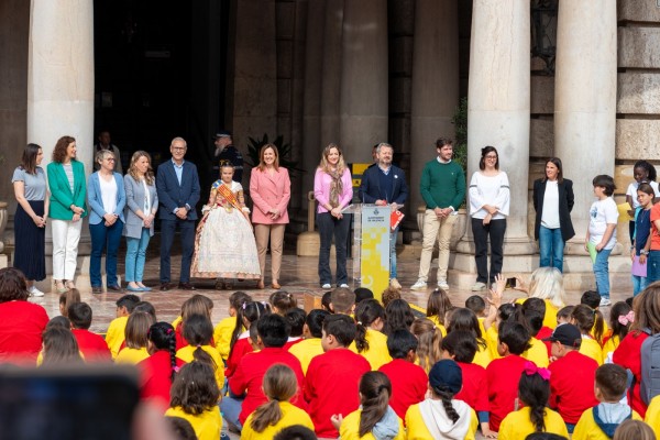 València celebra el Día de la Infancia con 'mascletà' de botellas y cartón y lectura de un manifiesto