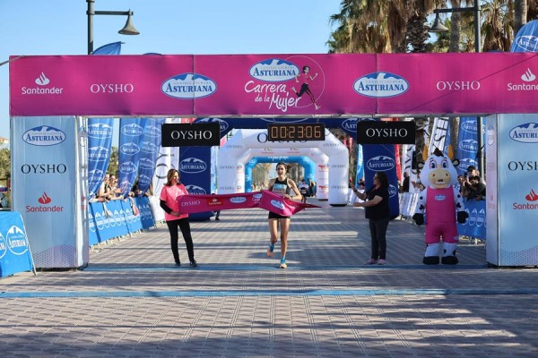 La Carrera de la Mujer tiñe de rosa las calles de Valencia con cerca de 8.000 participantes