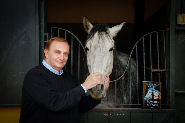 Gonzalo Giner se sumerge en el mundo de los caballos en las 'Veladas literarias' de Maestral