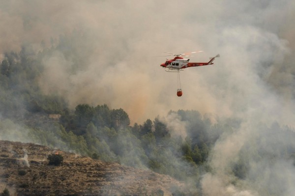 El incendio forestal entre Tàrbena y Xaló quema centenares de hectáreas y obliga a desalojos
