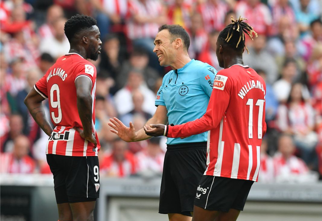 Cuadra Fernández habla con los hermanos Williams durante el Athletic Club - Villarreal. ATHLETIC CLUB - 