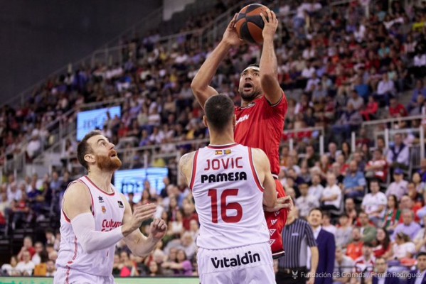 Jones y Davies llevan al Valencia al triunfo en Granada