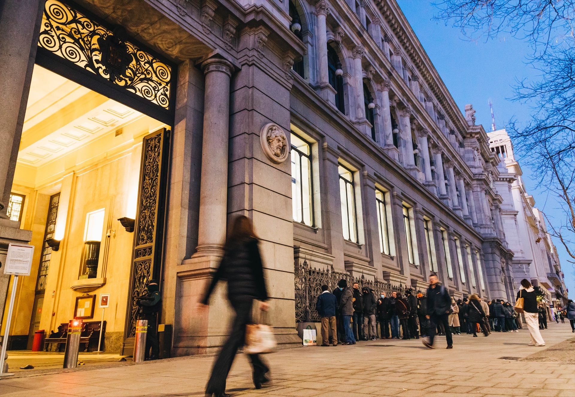 Varias personas hacen cola para contratar Letras del Tesoro, en imagen de archivo. Foto: CARLOS LUJÁN/EP - 