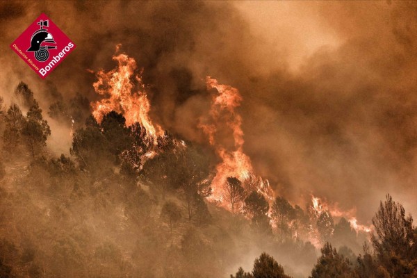 El incendio forestal entre Tàrbena y Xaló quema centenares hectáreas y obliga a desalojos