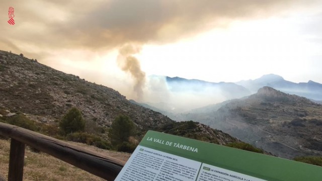 El incendio forestal entre Tàrbena y Xaló quema centenares de hectáreas y obliga a desalojos