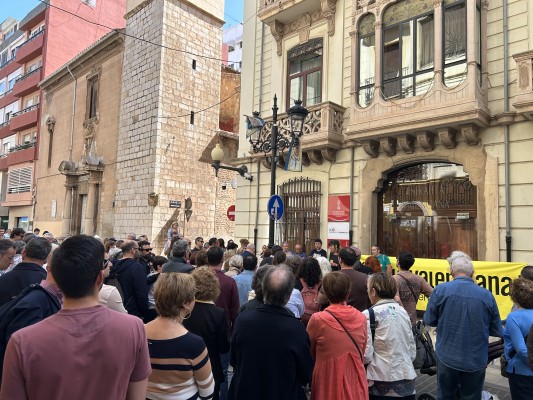 Desenes de persones protesten a la Casa dels Caragols contra els atacs a la llengua i el País
