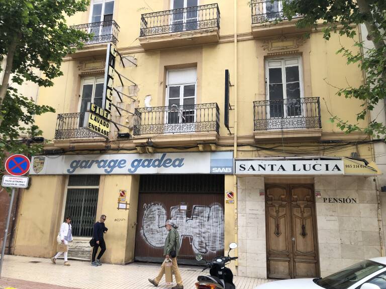  El edificio de la avenida de Doctor Gadea de Alicante que albergó la antigua pensión Santa Lucía que se plantea transformar en un hotel boutique de 30 habitaciones.  - 