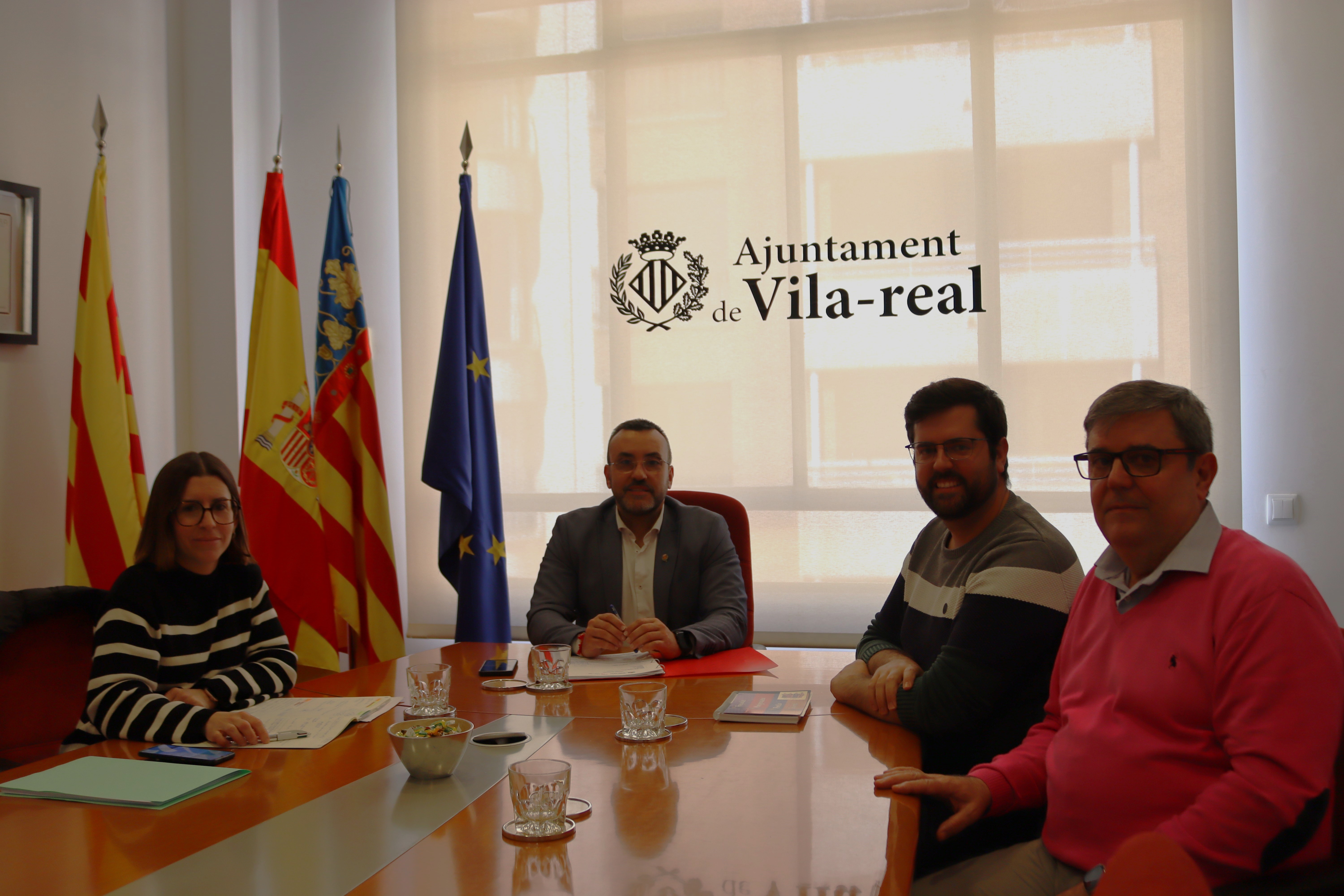 Vila-real trabaja en la ampliación de la familia ‘gegantera’ con dos perritos ‘fusteriers’