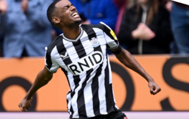 Isak desarma al Tottenham