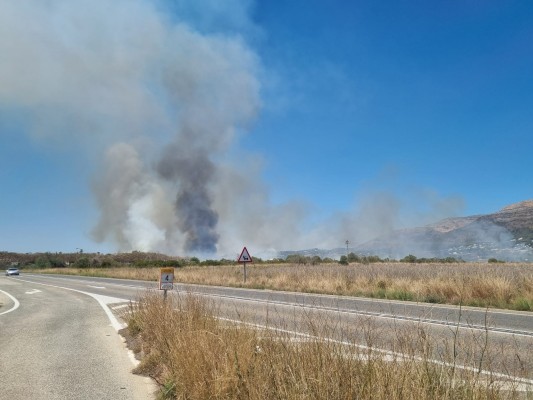 Medios aéreos intervienen en un incendio en el barranco de L'Hedra, entre Gata y Xàbia 