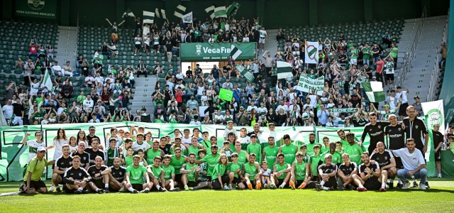 Los aficionados más animosos del Elche arropan al equipo antes de partir hacia Zaragoza