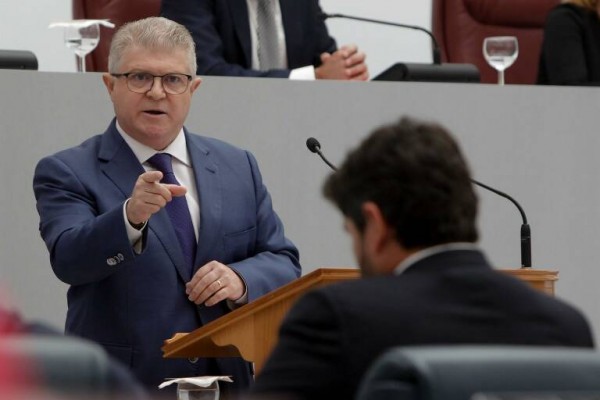 El PSOE pide que el presidente de la Región acuda a dos sesiones de control en la Asamblea 