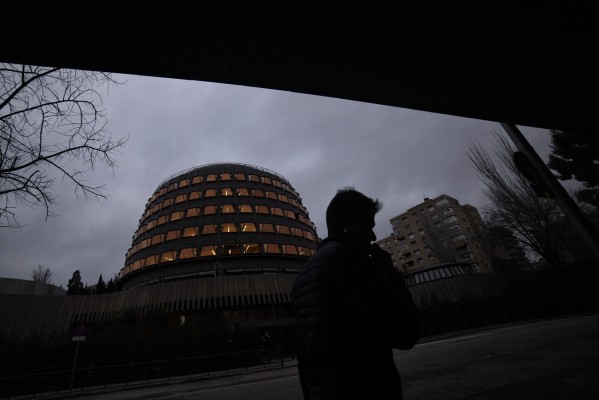 La Constitución y el TC, las instituciones más valoradas, con los partidos políticos a la cola
