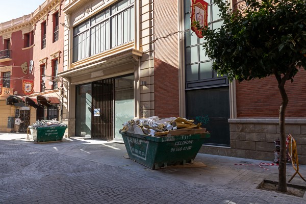 Elche despacha más de una decena de licencias afectas por el palmeral, como la del CEU en el Capitolio