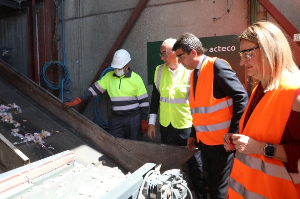 Mazón anuncia sanciones de hasta un millón de euros por incumplir la ley en la producción de textil, calzado, juguetes o cerámica
