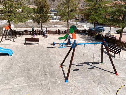Orihuela contrata la reparación del equipamiento de cinco parques infantiles