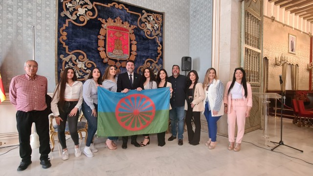 Alicante homenajea al pueblo gitano y aboga por seguir superando barreras y estereotipos