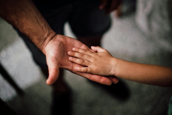 La Generalitat abona tres millones de euros a familias acogedoras de menores tutelados