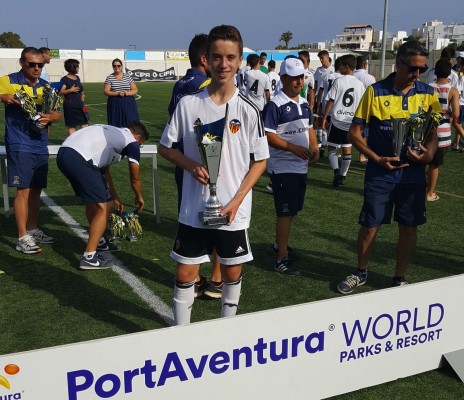 El hijo de Phil Neville seguirá en el Valencia CF
