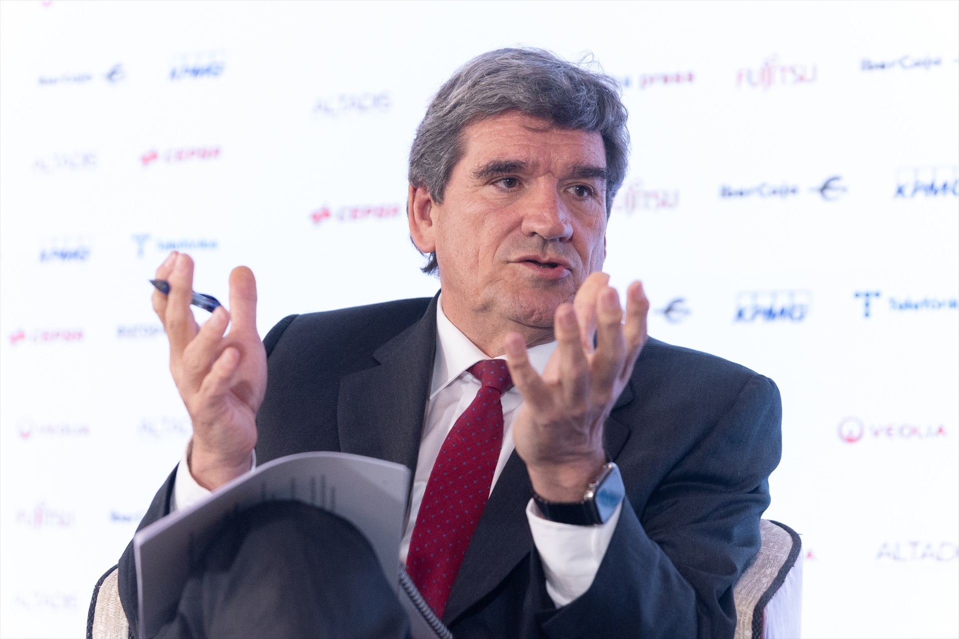 Escrivá afirma que no le consta que STC haya pedido llegar al 9,9% de Telefónica
