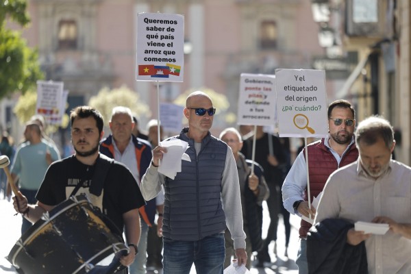 Arroceros valencianos protestan para exigir un correcto etiquetado del origen del arroz