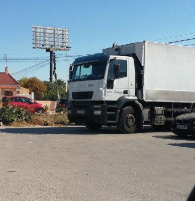 El PSPV denuncia trato de favor de Torrevieja a Acciona: rebaja de sanciones y coches sin condiciones  