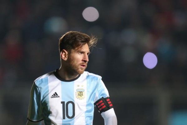 Pelé pide a Messi que reconsidere su decisión de dejar la selección