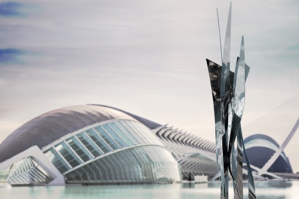 Las esculturas futuristas de Pablo Atchugarry toman la Ciutat de les Arts i les Ciències
